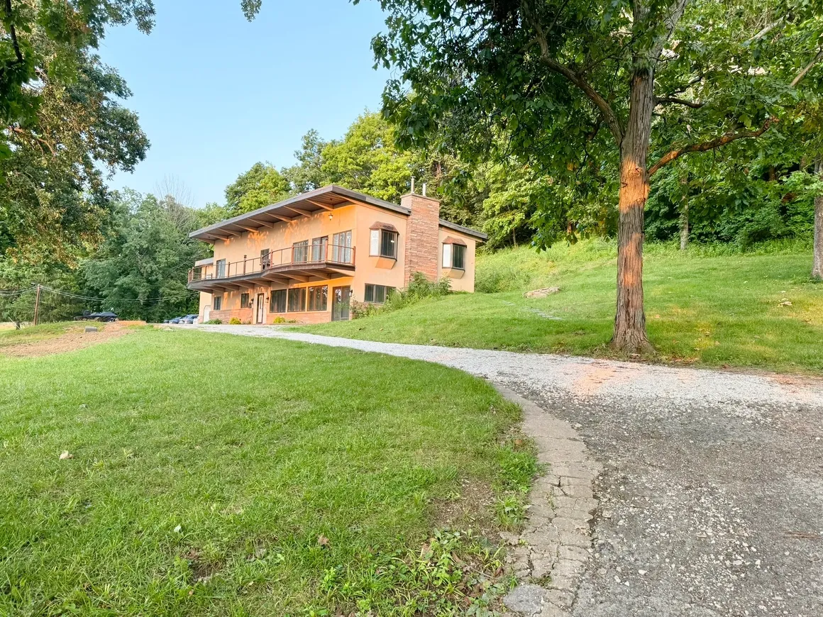 Nauvoo River Lodge--woods behind, river in front
